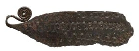 Photograph of the Dronningehøj razor, with a curled handle and rows of curved ornament.