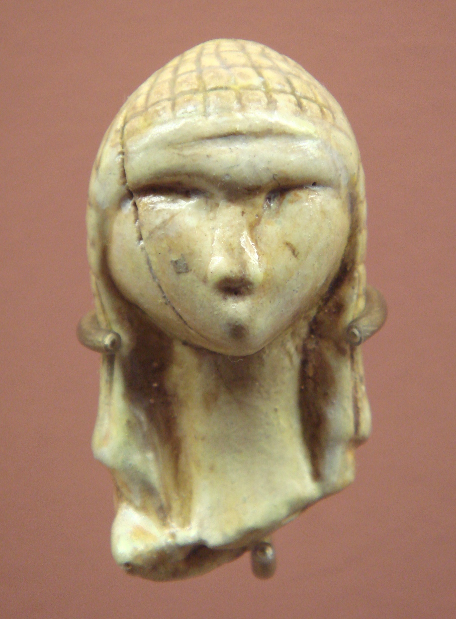 Close photograph of the carved ivory head called the Dame de Brassempouy.