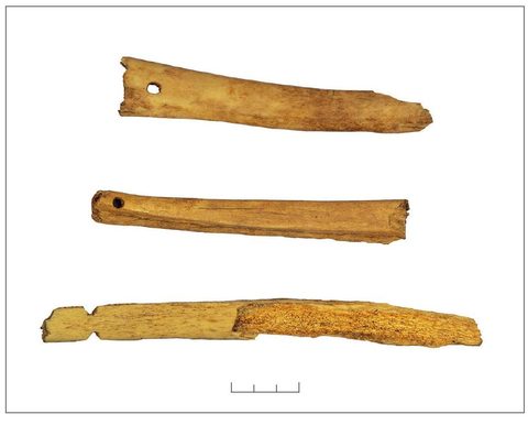 Three cattle-rib rūcamkauliņi from Cēsis Castle, Āboltiņš fig. 15.