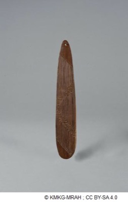 Peer boor egah, 24.7 × 4.3 cm — a leaf blade pierced at the tip, cut with chevrons.