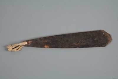 The object itself: forged-iron Bamana ritual bullroarer collected by Leo Frobenius, rope bundle through the eye at the narrow end. Kunstkamera...