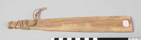 The Canela (Ramkokamekra) pimpó collected by Curt Nimuendajú in 1931 — a plain paddle-shaped wooden slat with its cord bound at the narrow grip.