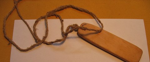 Wooden Lithuanian brūklys with its hemp cord, Mucem DMH1989.5.8.