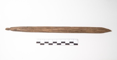 The object itself: wooden whirring lath from the Troitsky excavation, 13th-14th century, carved knobbed neck at one end and no central holes...
