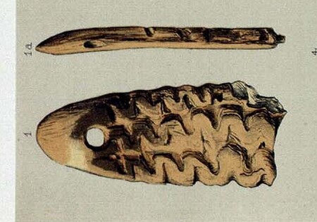 Piette’s face and profile of the Brassempouy ivory pendant, its terminal hole opening onto three raised serpentiform motifs.
