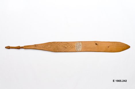Lala (Nara) model bullroarer biliva, Cambridge MAA E 1905.242.