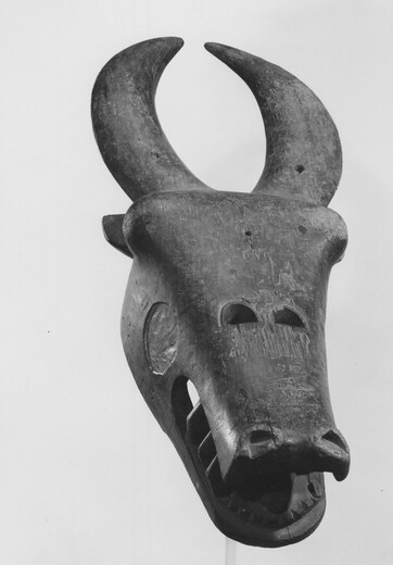 Ligbi mask of the Gbain fire society, a sister masking society of Bondoukou — not the Gbon or Sourado of the Bouna rite.