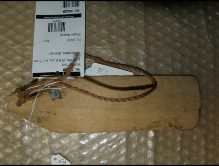 A Chiquitano upaspakiña with its braided fibre cord tied through the narrowed end, MKB IVc 25229.