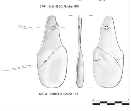 The bone Schwirrknochen fragment FNr. 599/3 from Asparn/Schletz, both faces and section.