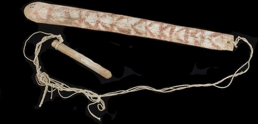 The Papago/Tohono O’odham Wihoewiketeke itself, collected by H. Ten Kate: painted blade, cord, and short whirling handle together.