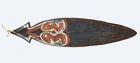 NMM 02374: a 35.5 cm New Guinea blade, arrow-headed above and pointed below, painted with a mirrored red-and-white hook figure.