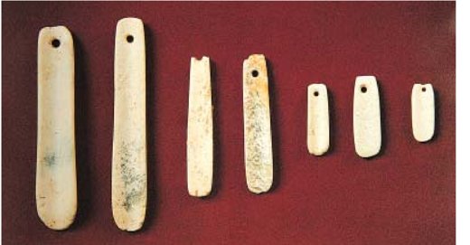Chahai–Xinglongwa culture jade bi-shaped blades (玉匕形器) in graded sizes, each pierced at one end — NPM 1994 plate