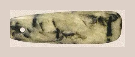 Chertovy Vorota cave (Rudnaya culture) — nephrite slat pendant with terminal hole, 匕形器 / подвеска