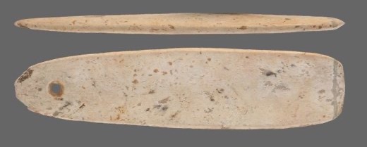 Kuwano KW49 nephrite hera-shaped pendant (132.3 × 32.6 × 8.2 mm), front and side — the largest nephrite hera pendant found in Japan