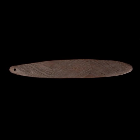 The zigzag blade itself, herringbone bands incised end to end (MQB 71.1928.27.31).