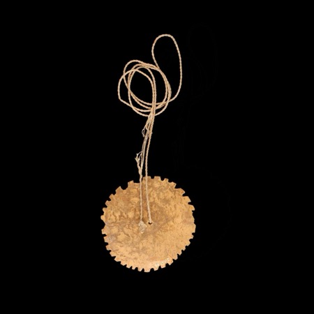 A Bamana companion from Kayes, held in Paris at the musée du quai Branly: a serrated calabash disc on its cord.