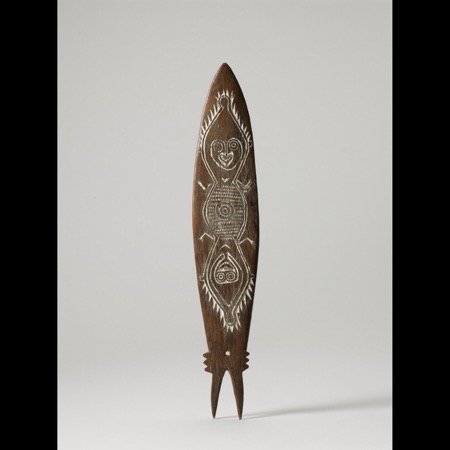 The companion board 71.1931.49.21: a single ancestor figure over a notched fish-tail.