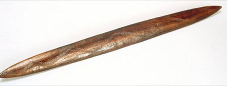 A board carved with fine diagonal chevron patterning — an Aboriginal Australian bull-roarer held by the Wereldmuseum, shown for the general...