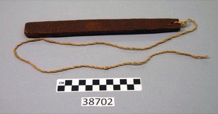 The To-Wok-Kin-Pi rig itself: plain slat and its long cord (Penn Museum 38702).