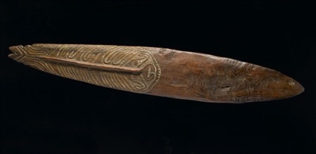 The Papuan Gulf blade A.1951.369, a pigment-rubbed face carved at the head.