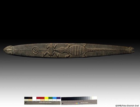 Palimbei bullroarer VI 48045 with scale and colour reference, photographed by Dietrich Graf.