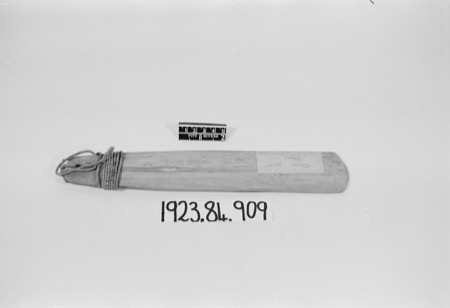 Sümi hewu with its string attached, Pitt Rivers Museum 1923.84.909.