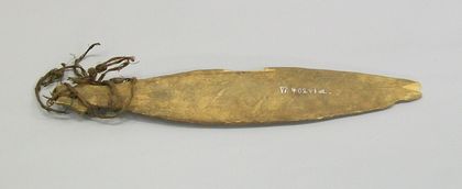 The second Kaulagu-camp blade, VI 40241 a: plain 25 cm wood with its plant-fibre cord knotted round the butt.