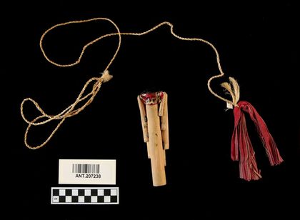The Phaed whirler: bamboo pipes round a hollow stem, capped with a chocolate-bar wrapper, on its long twirling cord (YPM ANT 207238).