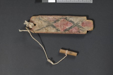 Painted Hopi tovolpi with cord and toggle from Shipaulovi, KHM Oslo UEM13727.